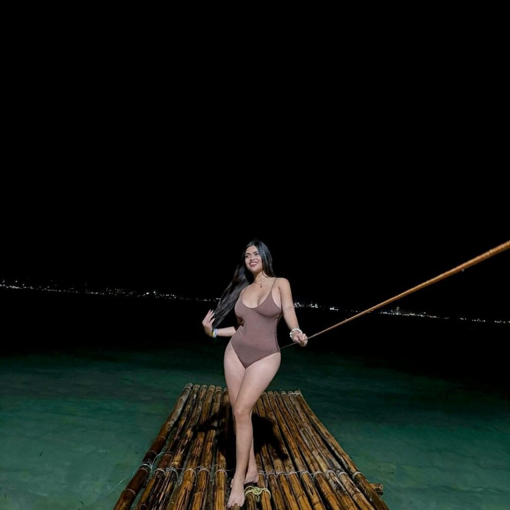 Model Bombshell_Rebbecca