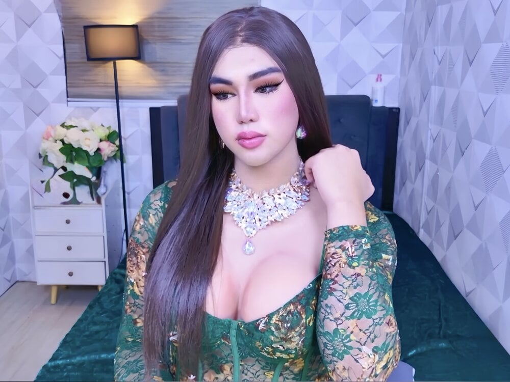 Model CelineeAbundance