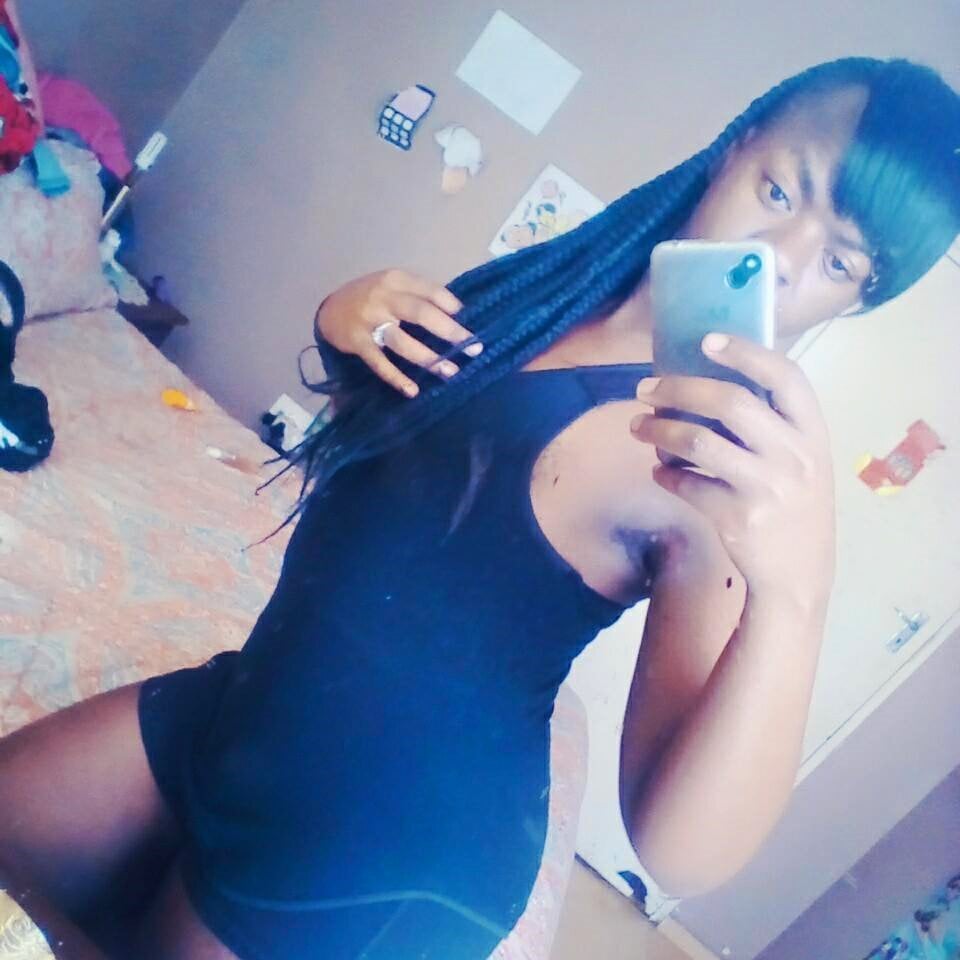 Model FoxyTheHairyBitch