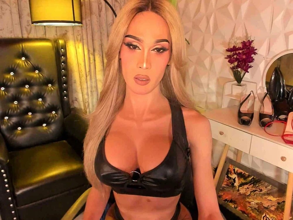 Model ImpressiveCockBella