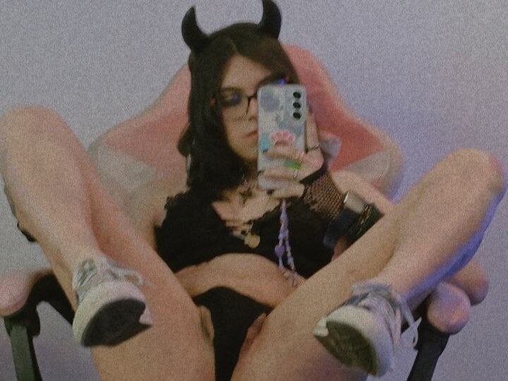 Model Lullaby_Charade