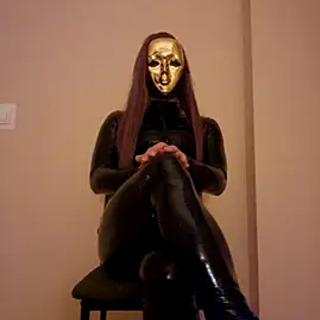NoraInMask