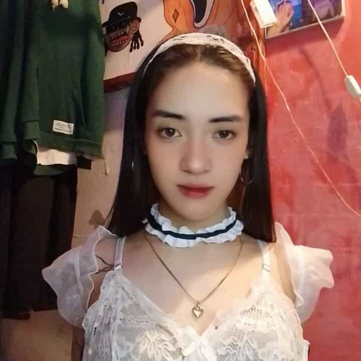 Model PetiteAsianTrisha