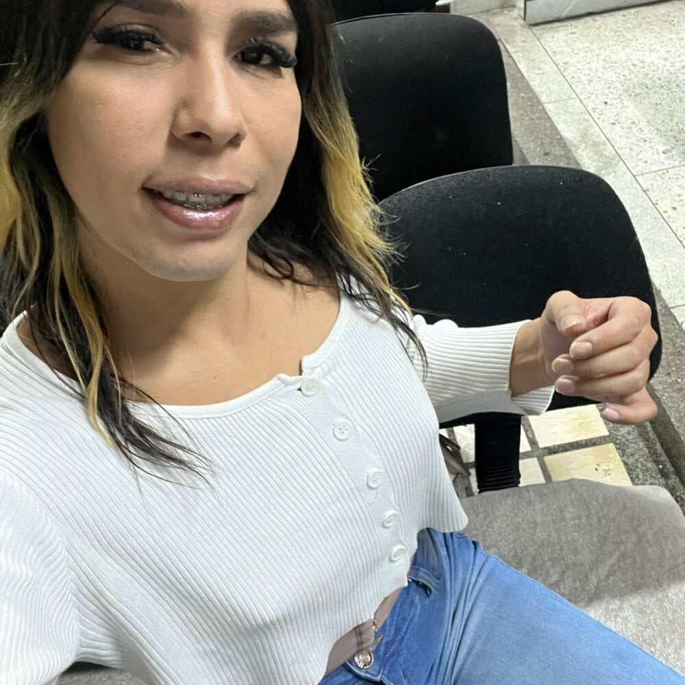 Rebeca_barbytrans's Chat Model Rebeca_barbytrans