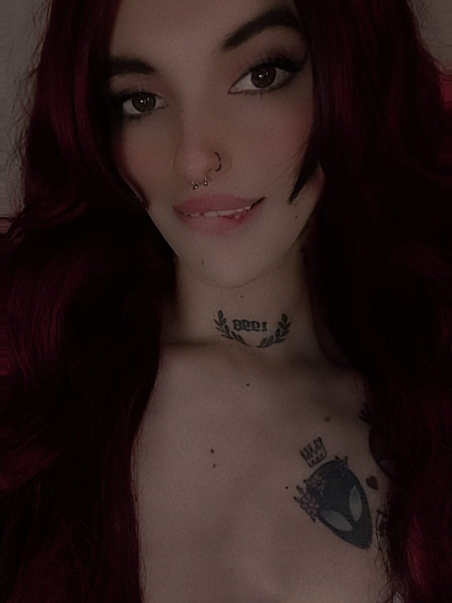 Model Scarlett_crastrawberry