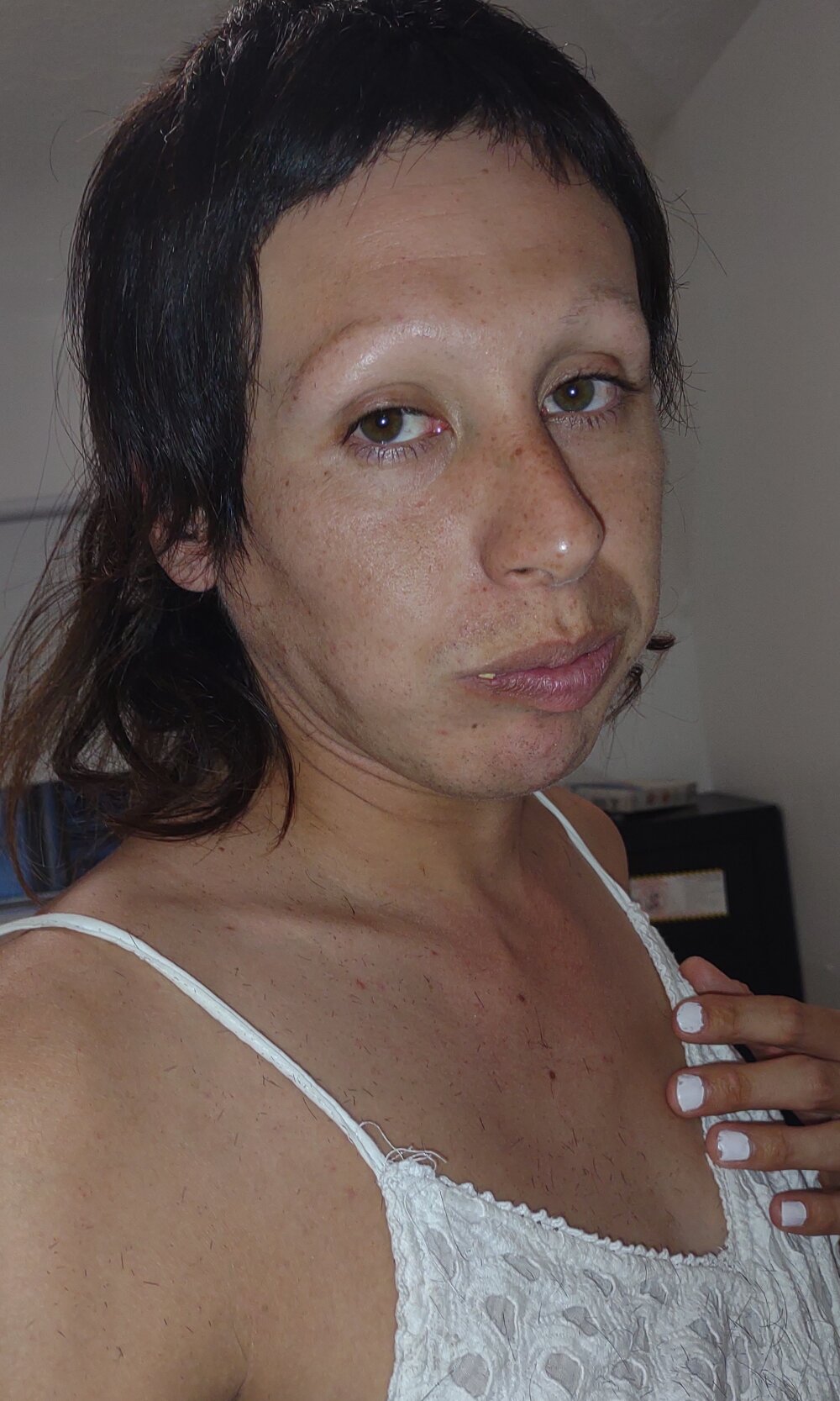 Model SheHangsBrightLiz