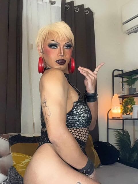 Model SmokingDomDiva