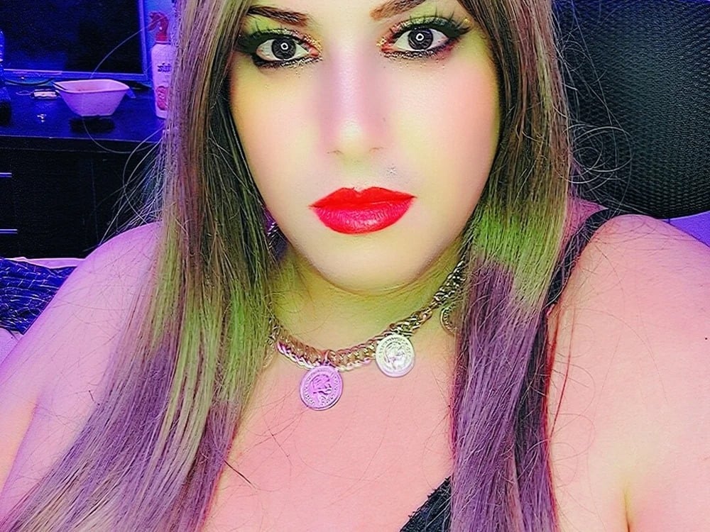 Model Strongshemail