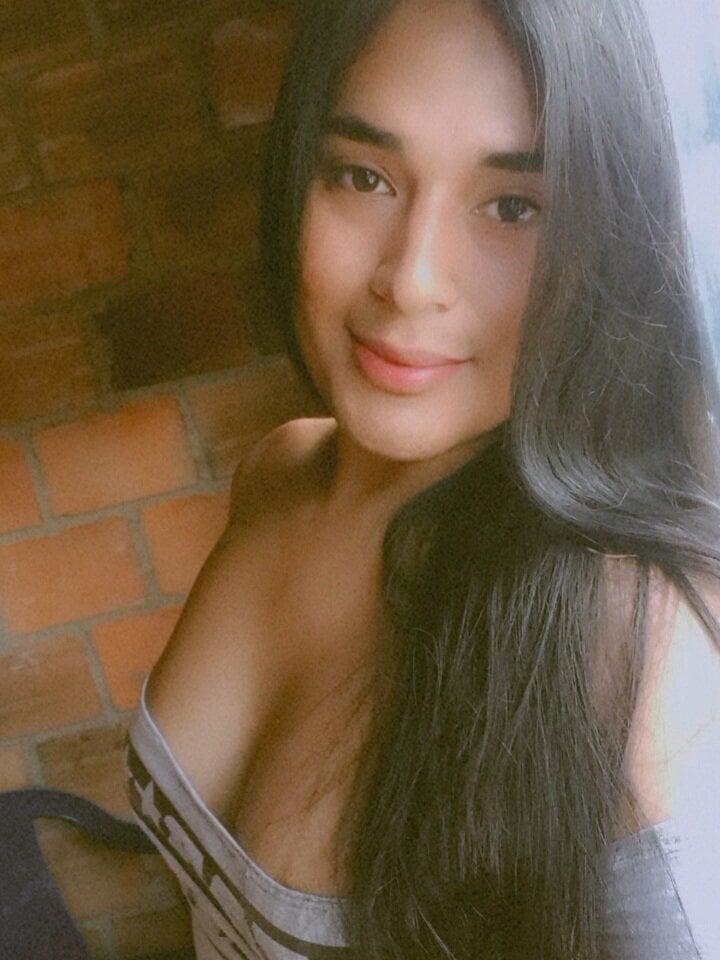 Model _Diviine_karoll_