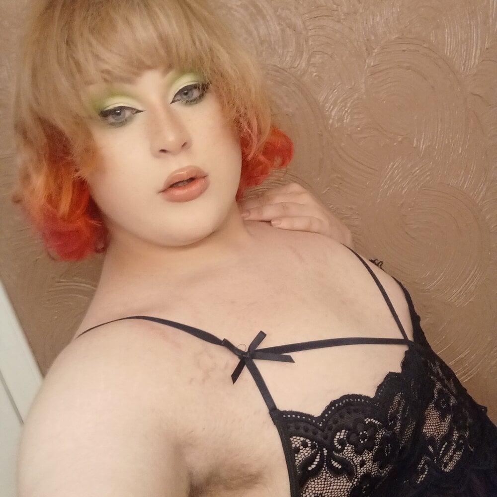 Model curvygothfemboy